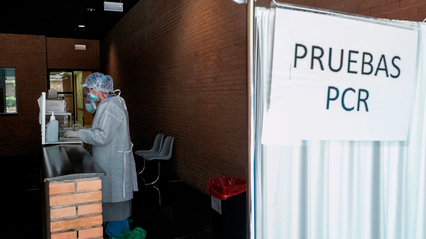 Una sanitaria esperan la llegada de pacientes a los que realizar test PCR en un espacio habilitado fuera de un Centro de Salud de la ciudad de Zaragoza Una sanitaria esperan la llegada de pacientes a los que realizar test PCR en un espacio habilitado fuera de un Centro de Salud de la ciudad de Zaragoza