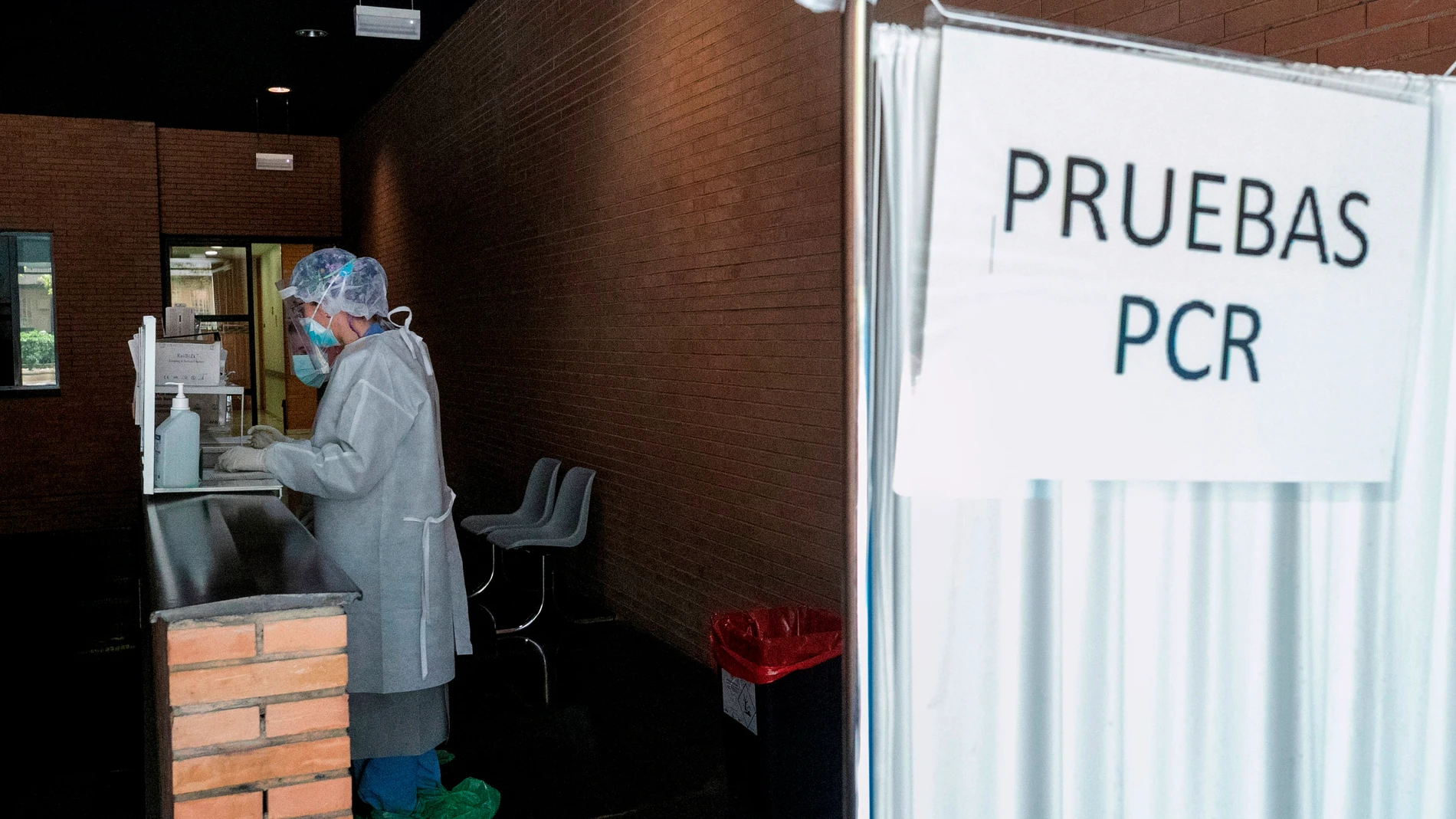 Una sanitaria esperan la llegada de pacientes a los que realizar test PCR en un espacio habilitado fuera de un Centro de Salud de la ciudad de Zaragoza