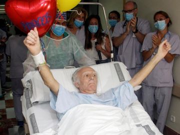 Marcos González de 63 años sale de la UCI tras 101 días ingresado por coronavirus. Marcos González de 63 años sale de la UCI tras 101 días ingresado por coronavirus.