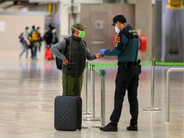 Un pasajero con mascarilla a su llegada al Aeropuerto de Barajas Un pasajero con mascarilla a su llegada al Aeropuerto de Barajas