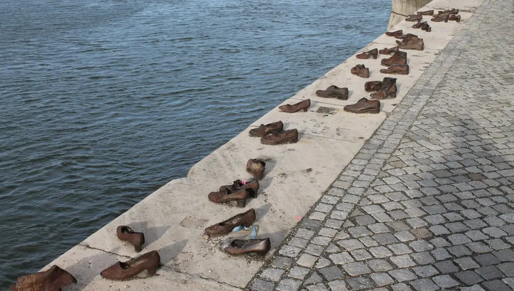 Zapatos en el paseo del río Danubio