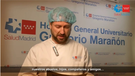 Un sanitario del hospital Gregorio Marañón, leyendo la carta Un sanitario del hospital Gregorio Marañón, leyendo la carta