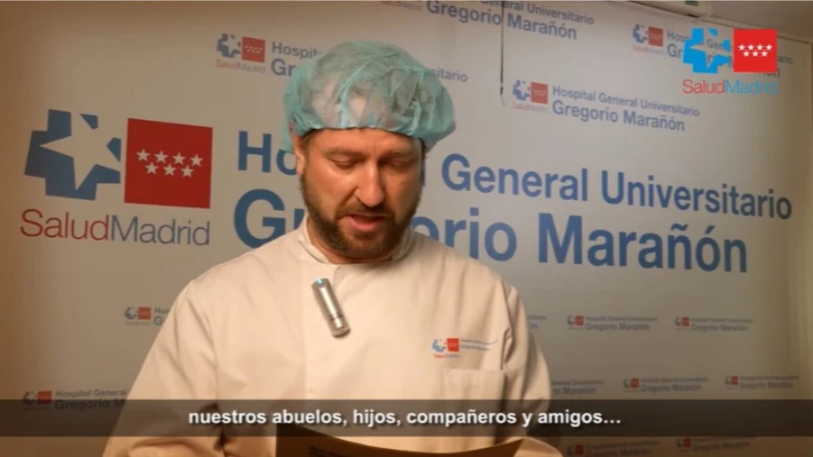 Un sanitario del hospital Gregorio Marañón, leyendo la carta