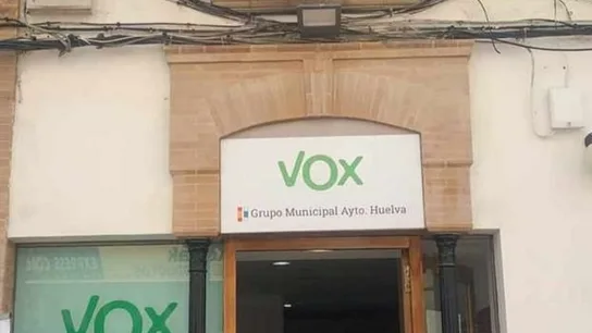 La sede de Vox, debajo de una bandera LGTBI La sede de Vox, debajo de una bandera LGTBI