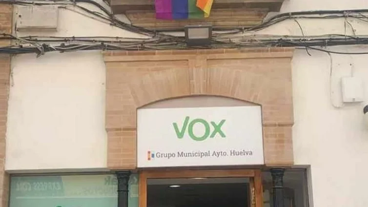 La sede de Vox, debajo de una bandera LGTBI