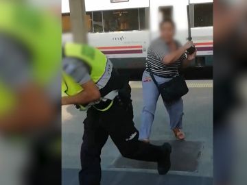 Una mujer agrede a un agente de seguridad con su propia porra Una mujer agrede a un agente de seguridad con su propia porra