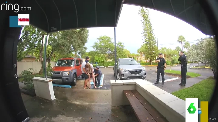 El increíble momento en el que una mujer da a luz de pie en un aparcamiento