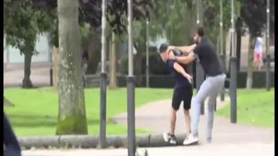 Un ertzaina de paisano detiene a la carrera a un presunto ladrón en Bilbao Un ertzaina de paisano detiene a la carrera a un presunto ladrón en Bilbao