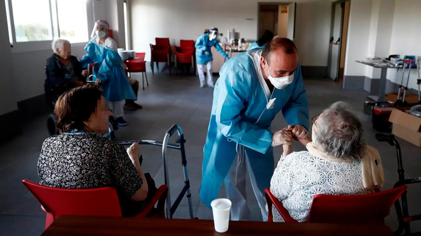 Un sanitario atiende a los ancianos alojados en una residencia Un sanitario atiende a los ancianos alojados en una residencia