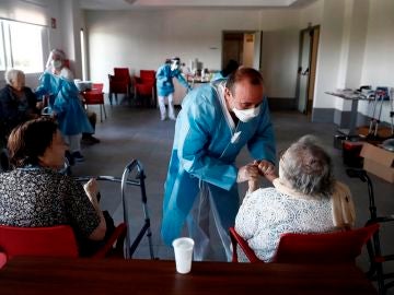 Un sanitario atiende a los ancianos alojados en una residencia Un sanitario atiende a los ancianos alojados en una residencia