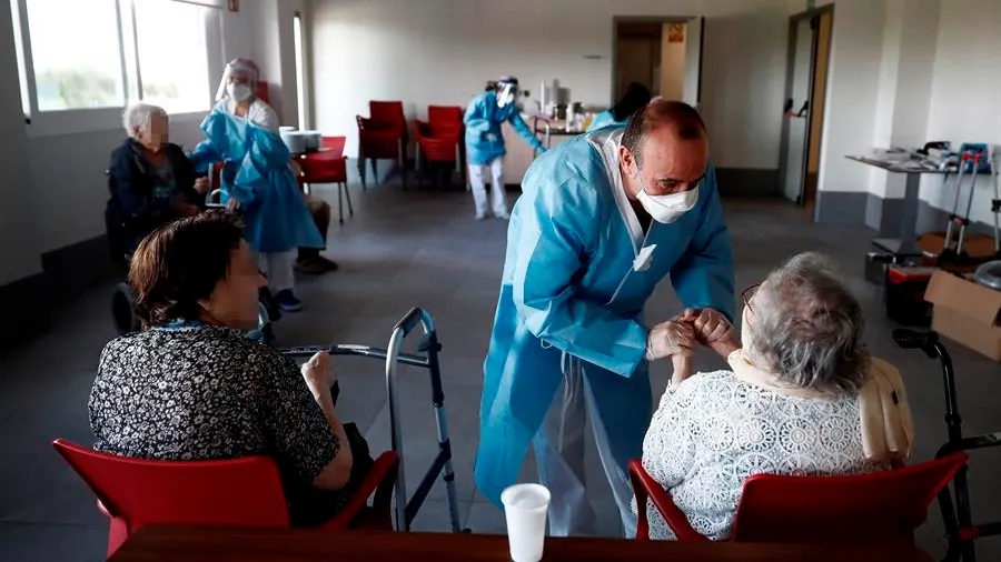 Un sanitario atiende a los ancianos alojados en una residencia