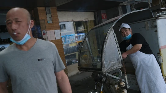 Dos hombres con mascarilla fumando Dos hombres con mascarilla fumando