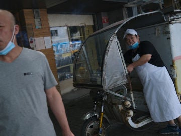 Dos hombres con mascarilla fumando Dos hombres con mascarilla fumando
