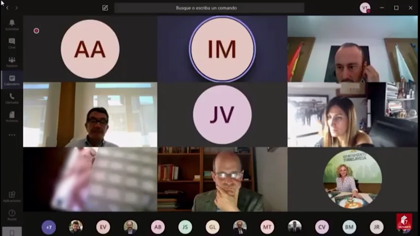 Un concejal olvida apagar la cámara mientras se ducha durante un pleno municipal en Torrelavega (Cantabria)