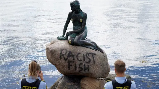 Pintada con el mensaje 'Racist Fish' en La Sirenita de Copenhague. Pintada con el mensaje 'Racist Fish' en La Sirenita de Copenhague.