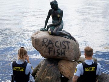 Pintada con el mensaje 'Racist Fish' en La Sirenita de Copenhague. Pintada con el mensaje 'Racist Fish' en La Sirenita de Copenhague.