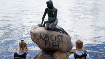 Pintada con el mensaje 'Racist Fish' en La Sirenita de Copenhague.