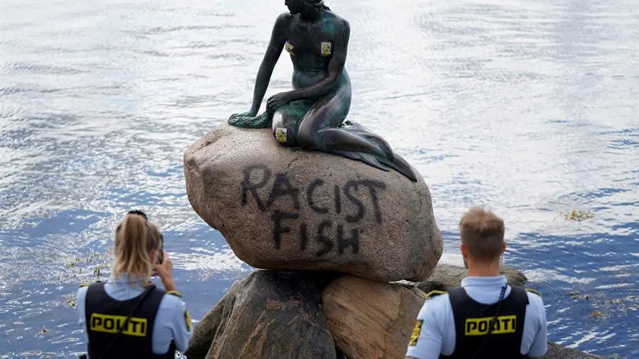 Pintada con el mensaje 'Racist Fish' en La Sirenita de Copenhague.