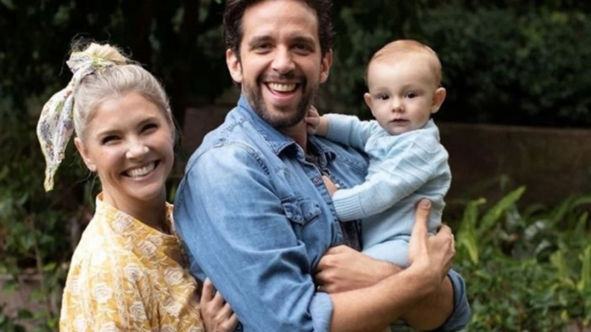 El actor Nick Cordero junto a su mujer y su hijo pequeño