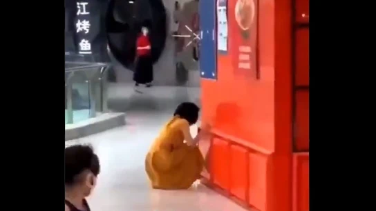 Imagen de la mujer aislada del resto de clientes en el centro comercial Imagen de la mujer aislada del resto de clientes en el centro comercial