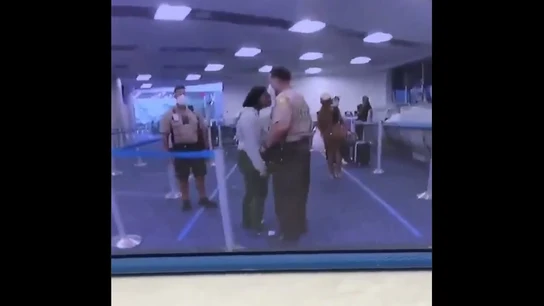 Instantes antes de la agresión del policía a la joven en Miami Instantes antes de la agresión del policía a la joven en Miami
