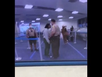 Instantes antes de la agresión del policía a la joven en Miami Instantes antes de la agresión del policía a la joven en Miami