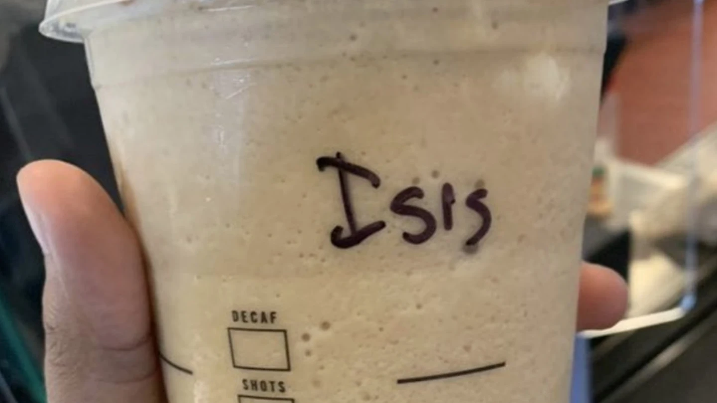 "Isis" escrito en el vaso de café para llevar de una clienta musulmana "Isis" escrito en el vaso de café para llevar de una clienta musulmana