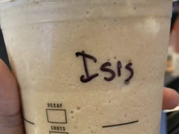 "Isis" escrito en el vaso de café para llevar de una clienta musulmana "Isis" escrito en el vaso de café para llevar de una clienta musulmana