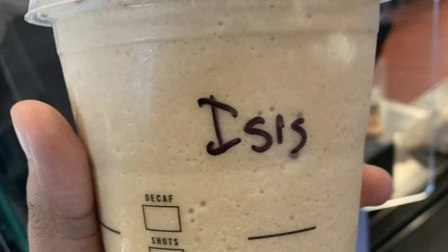 "Isis" escrito en el vaso de café para llevar de una clienta musulmana