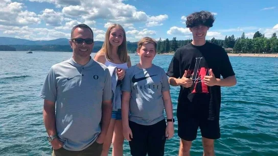 Sean Fredrickson, junto a sus tres hijos Sean Fredrickson, junto a sus tres hijos