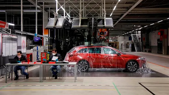 Dos trabajadores de SEAT trabajan en el control de pedidos. Dos trabajadores de SEAT trabajan en el control de pedidos.