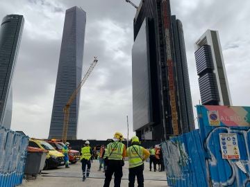 Desalojan la 'quinta torre' del Paseo de la Castellana en Madrid por un escape de gas Desalojan la 'quinta torre' del Paseo de la Castellana en Madrid por un escape de gas