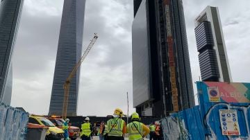 Desalojan la 'quinta torre' del Paseo de la Castellana en Madrid por un escape de gas