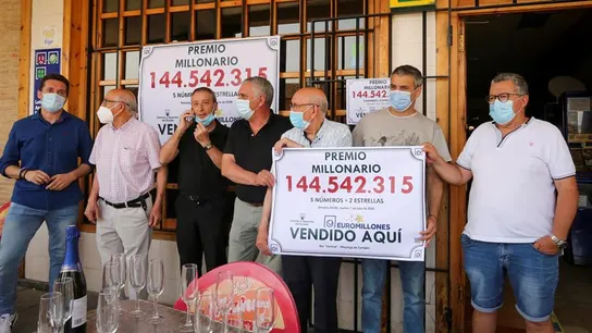 La peña de amigos celebra en Mayorga, en el Bar Central, que les ha tocado 144 millones de euros en los Euromillones La peña de amigos celebra en Mayorga, en el Bar Central, que les ha tocado 144 millones de euros en los Euromillones