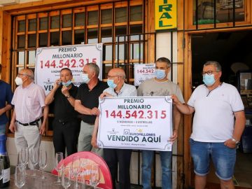 La peña de amigos celebra en Mayorga, en el Bar Central, que les ha tocado 144 millones de euros en los Euromillones La peña de amigos celebra en Mayorga, en el Bar Central, que les ha tocado 144 millones de euros en los Euromillones