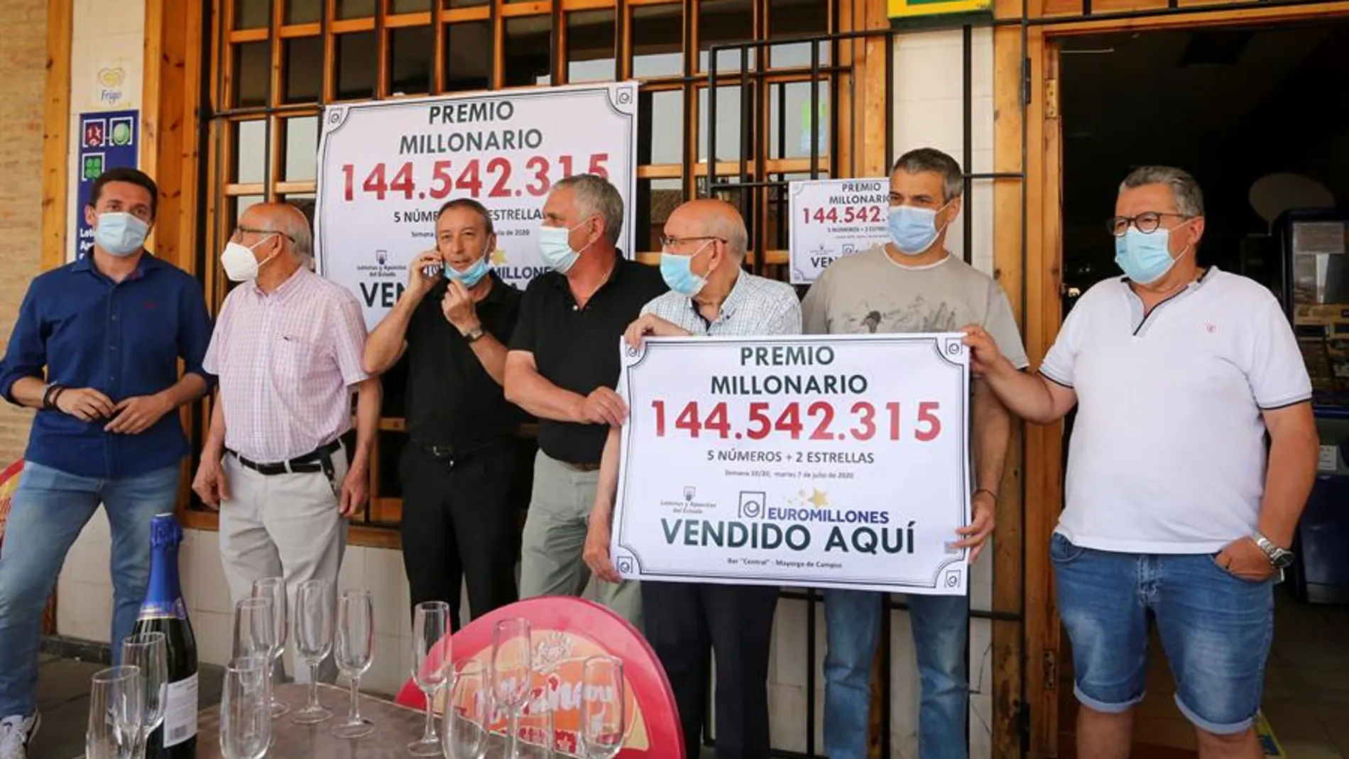 La peña de amigos celebra en Mayorga, en el Bar Central, que les ha tocado 144 millones de euros en los Euromillones