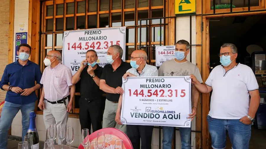 La peña de amigos celebra en Mayorga, en el Bar Central, que les ha tocado 144 millones de euros en los Euromillones