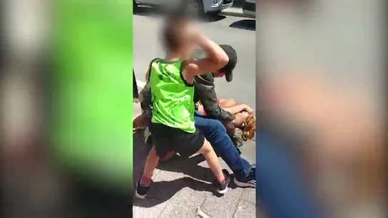 Salvaje agresión machista a puñetazos y cuchilladas ante su hijo menor: "¿Qué juras tu?" Salvaje agresión machista a puñetazos y cuchilladas ante su hijo menor: "¿Qué juras tu?"