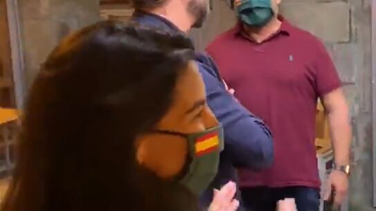 Roc&iacute;o Monasterio e Iv&aacute;n Espinosa de los Monteros en un bar de Lugo