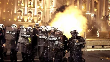 Los manifestantes más violentos incendiaron varios contenedores y coches policiales