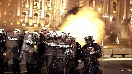 Los manifestantes más violentos incendiaron varios contenedores y coches policiales Los manifestantes más violentos incendiaron varios contenedores y coches policiales