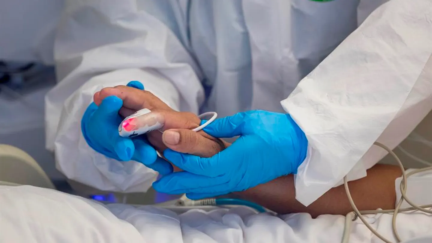 Un sanitario atiende a un paciente hospitalizado por coronavirus. Un sanitario atiende a un paciente hospitalizado por coronavirus.