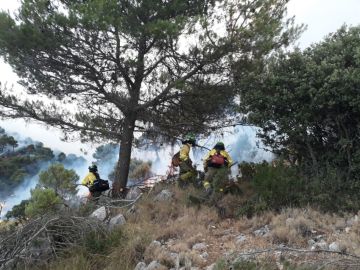Un operativo de bomberos trabaja en las labores de extinción del incendio Un operativo de bomberos trabaja en las labores de extinción del incendio