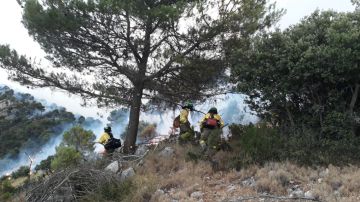 Un operativo de bomberos trabaja en las labores de extinción del incendio