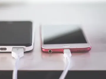 Una batería externa y un iPhone Una batería externa y un iPhone