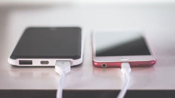 Una batería externa y un iPhone