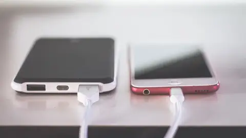 Una batería externa y un iPhone Una batería externa y un iPhone