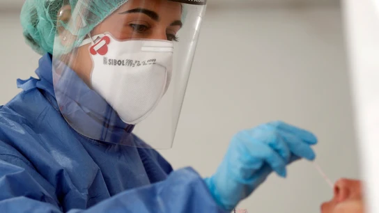 Una enfermera realiza una prueba PCR Una enfermera realiza una prueba PCR