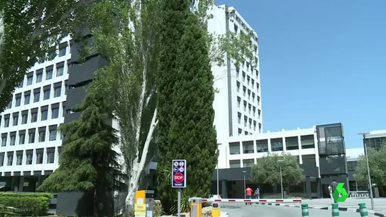 Desalojan la planta de un edificio en Madrid tras detectar un brote de coronavirus en una de sus oficinas Desalojan la planta de un edificio en Madrid tras detectar un brote de coronavirus en una de sus oficinas