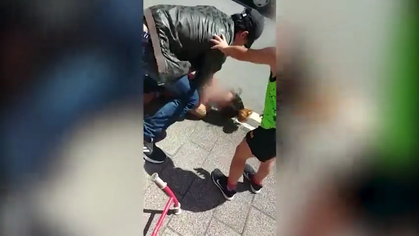 Habla una testigo de la salvaje agresión machista de Eibar: "Me dejó aterrorizada. Pensé que me iba a agredir" Habla una testigo de la salvaje agresión machista de Eibar: "Me dejó aterrorizada. Pensé que me iba a agredir"